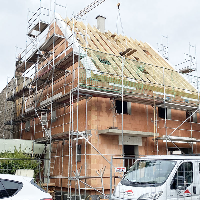 Herz und Seele Ihres Hauses ist der Rohbau mit seinen Fundamenten, der komplett von unserem hauseigenen Rohbauteam umgesetzt wird. Alle weiteren Gewerke vergeben wir an Handwerksunternehmen aus der Region, mit denen wir langjährige Partnerschaften pflege Herz und Seele Ihres Hauses ist der Rohbau mit seinen Fundamenten, der komplett von unserem hauseigenen Rohbauteam umgesetzt wird. Alle weiteren Gewerke vergeben wir an Handwerksunternehmen aus der Region, mit denen wir langjährige Partnerschaften pflegen. Natürlich können Sie einzelne Leistungen in der Planungs- oder Bauphase herausnehmen und auf Wunsch in Eigenregie durchführen.